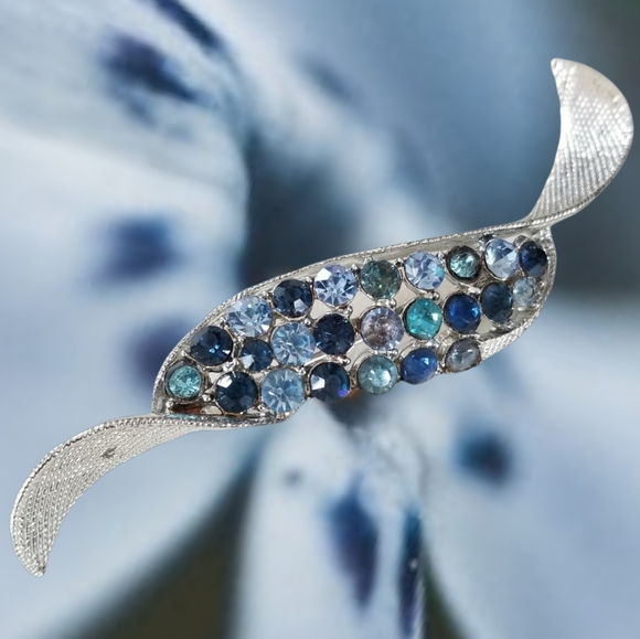 Vintage CORO Blue Rhinestone Brooch Mid Century Silver Tone Metal Finish - Picture 4 of 8